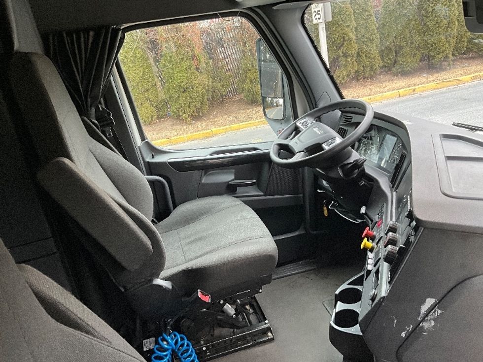 Sleeper Tractor-Heavy Duty Tractors-Freightliner-2023-T12664ST-Reading-PA-337,215\n\t\tmiles-$ 86,750 - Image 15