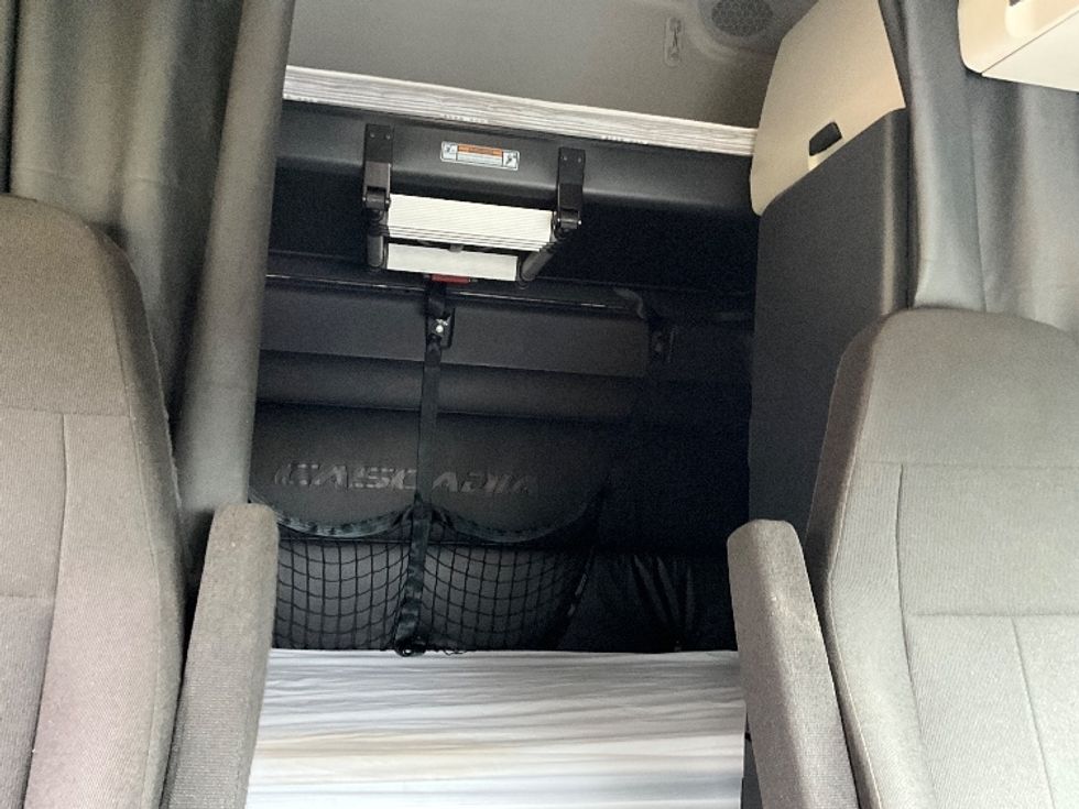 Sleeper Tractor-Heavy Duty Tractors-Freightliner-2023-T12664ST-Reading-PA-337,215\n\t\tmiles-$ 86,750 - Image 16