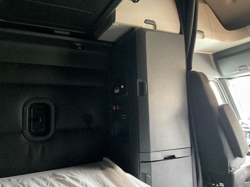 Sleeper Tractor-Heavy Duty Tractors-Freightliner-2023-T12664ST-Reading-PA-337,215\n\t\tmiles-$ 86,750 - Image 18