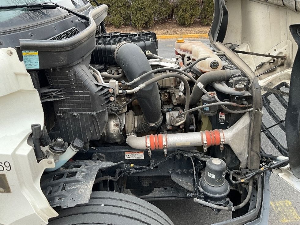 Sleeper Tractor-Heavy Duty Tractors-Freightliner-2023-T12664ST-Reading-PA-337,215\n\t\tmiles-$ 86,750 - Image 20