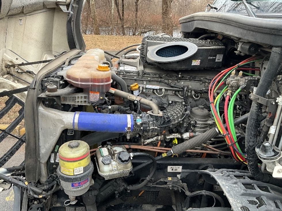 Sleeper Tractor-Heavy Duty Tractors-Freightliner-2023-T12664ST-Reading-PA-337,215\n\t\tmiles-$ 86,750 - Image 21