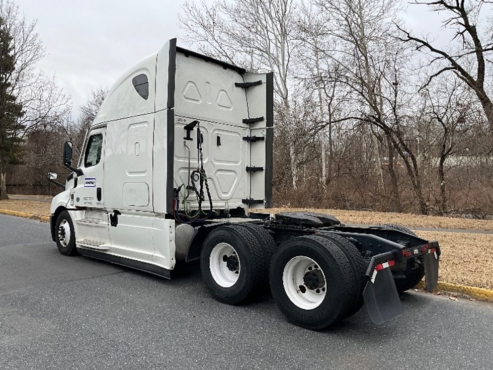 Sleeper Tractor-Heavy Duty Tractors-Freightliner-2023-T12664ST-Reading-PA-337,215\n\t\tmiles-$ 86,750 - Image 5