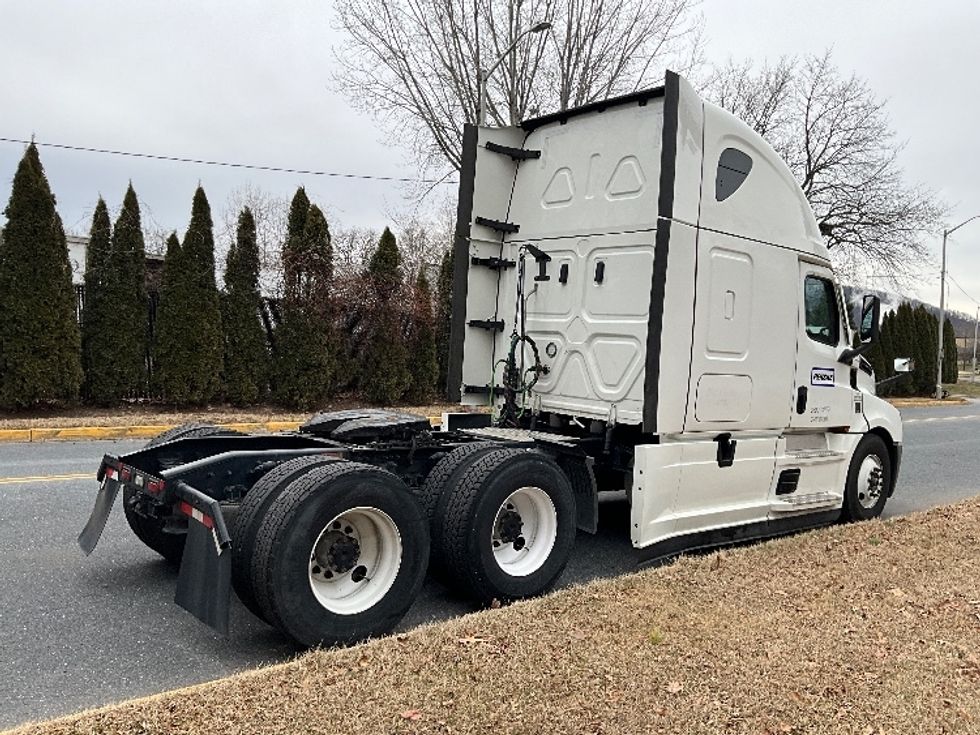 Sleeper Tractor-Heavy Duty Tractors-Freightliner-2023-T12664ST-Reading-PA-337,215\n\t\tmiles-$ 86,750 - Image 7
