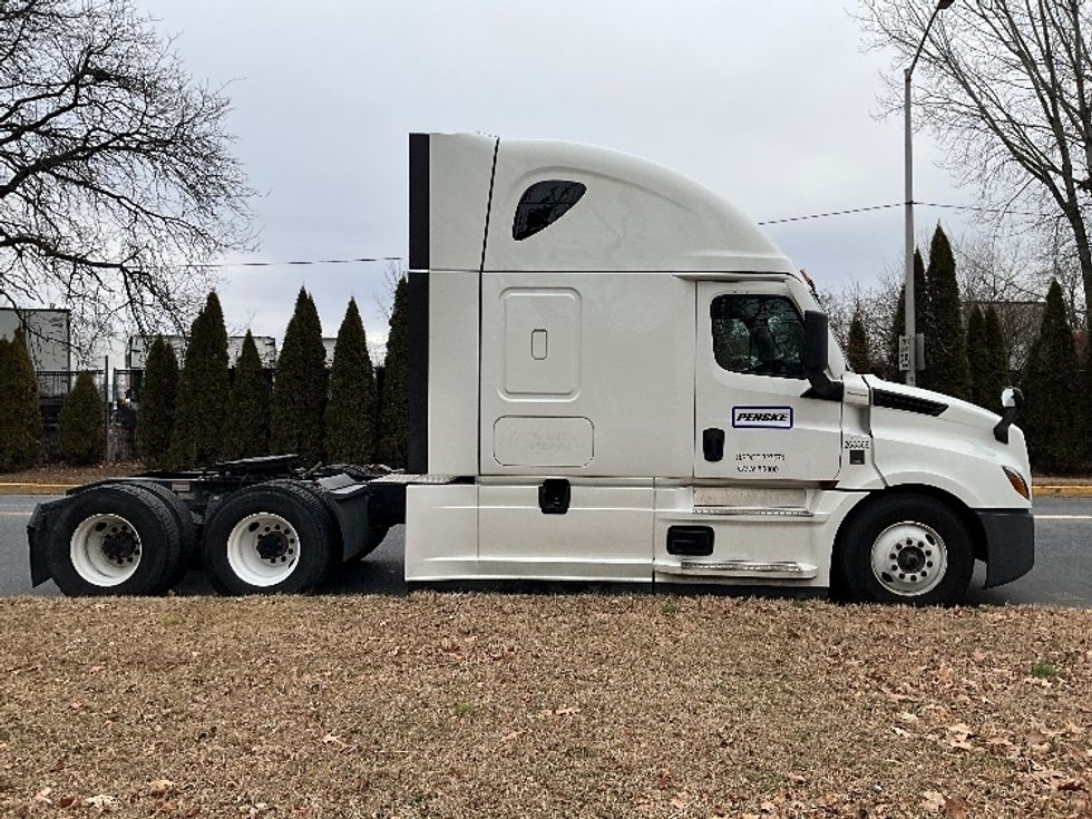 Sleeper Tractor-Heavy Duty Tractors-Freightliner-2023-T12664ST-Reading-PA-337,215\n\t\tmiles-$ 86,750 - Image 8