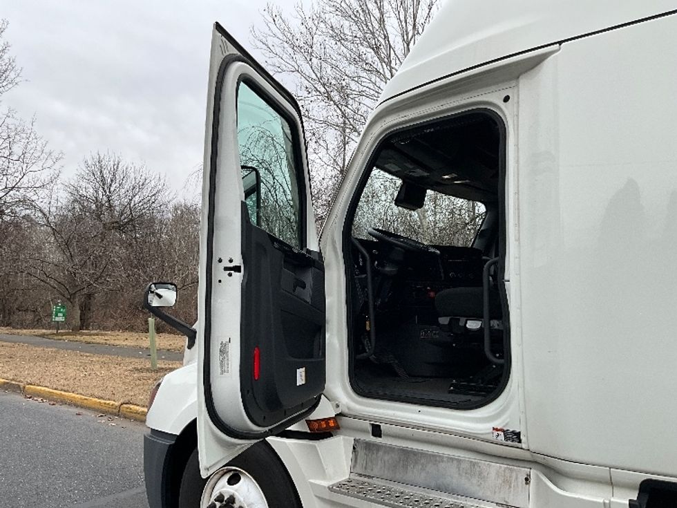 Sleeper Tractor-Heavy Duty Tractors-Freightliner-2023-T12664ST-Reading-PA-337,215\n\t\tmiles-$ 86,750 - Image 9