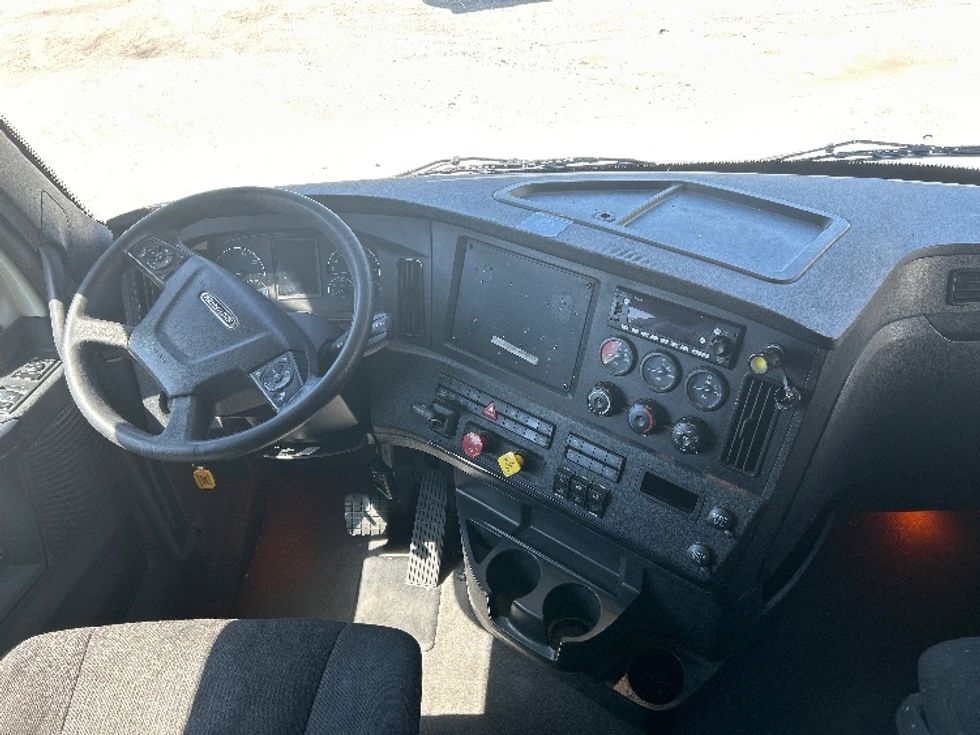 Sleeper Tractor-Heavy Duty Tractors-Freightliner-2023-T12664ST-Reading-PA-584,627\n\t\tmiles-$ 63,000 - Image 12