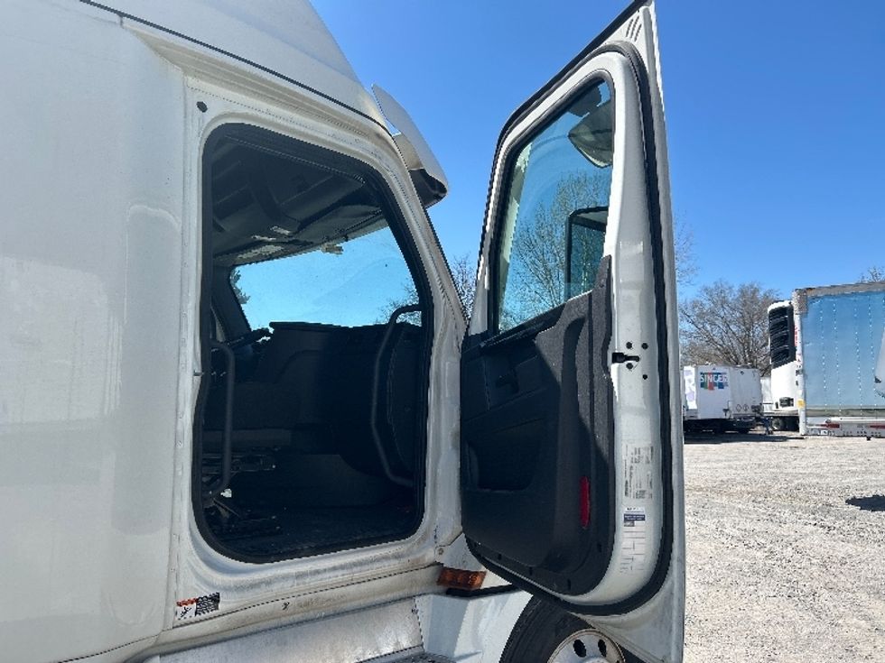 Sleeper Tractor-Heavy Duty Tractors-Freightliner-2023-T12664ST-Reading-PA-584,627\n\t\tmiles-$ 63,000 - Image 13