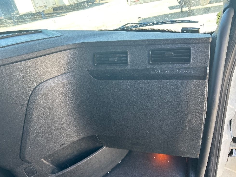 Sleeper Tractor-Heavy Duty Tractors-Freightliner-2023-T12664ST-Reading-PA-584,627\n\t\tmiles-$ 63,000 - Image 14