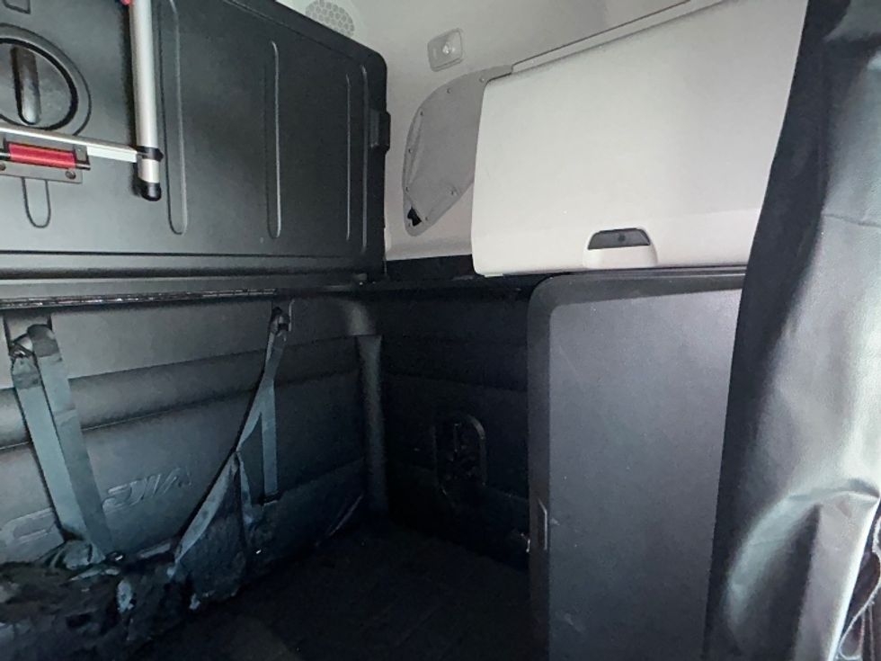 Sleeper Tractor-Heavy Duty Tractors-Freightliner-2023-T12664ST-Reading-PA-584,627\n\t\tmiles-$ 63,000 - Image 18