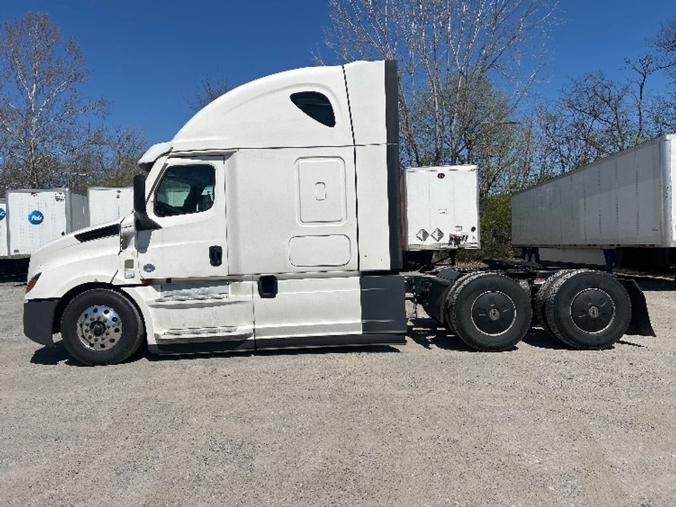 Sleeper Tractor-Heavy Duty Tractors-Freightliner-2023-T12664ST-Reading-PA-584,627\n\t\tmiles-$ 63,000 - Image 4