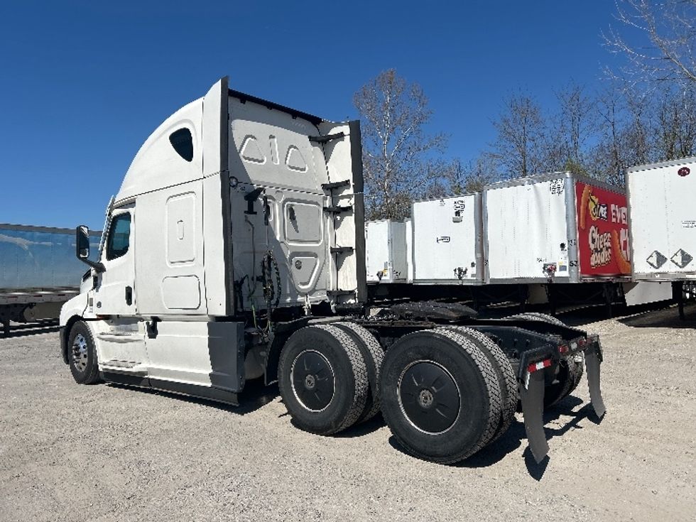 Sleeper Tractor-Heavy Duty Tractors-Freightliner-2023-T12664ST-Reading-PA-584,627\n\t\tmiles-$ 63,000 - Image 5