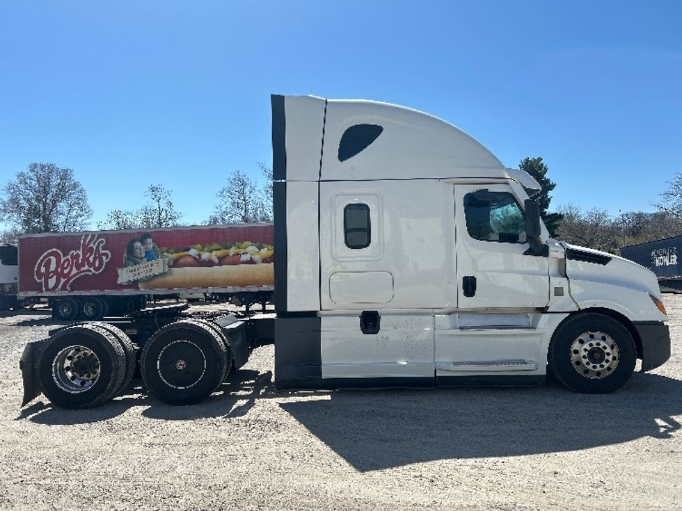 Sleeper Tractor-Heavy Duty Tractors-Freightliner-2023-T12664ST-Reading-PA-584,627\n\t\tmiles-$ 63,000 - Image 8