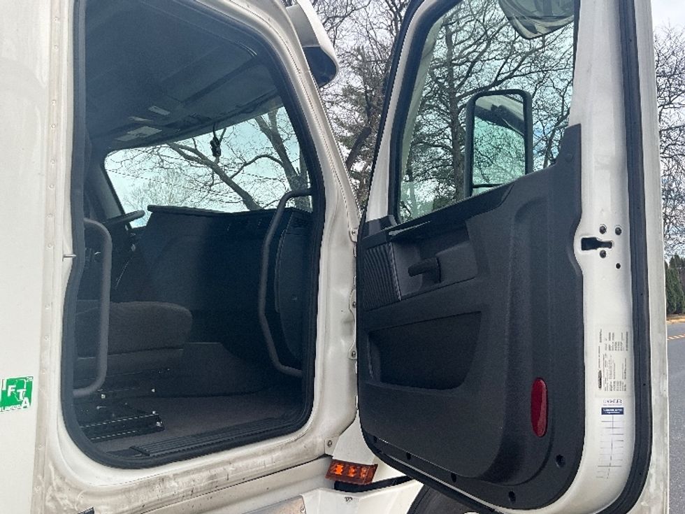 Sleeper Tractor-Heavy Duty Tractors-Freightliner-2023-T12664ST-Reading-PA-622,148\n\t\tmiles-$ 58,500 - Image 13