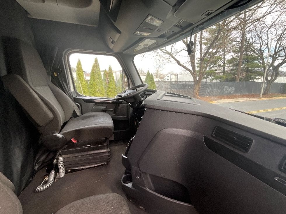 Sleeper Tractor-Heavy Duty Tractors-Freightliner-2023-T12664ST-Reading-PA-622,148\n\t\tmiles-$ 58,500 - Image 15