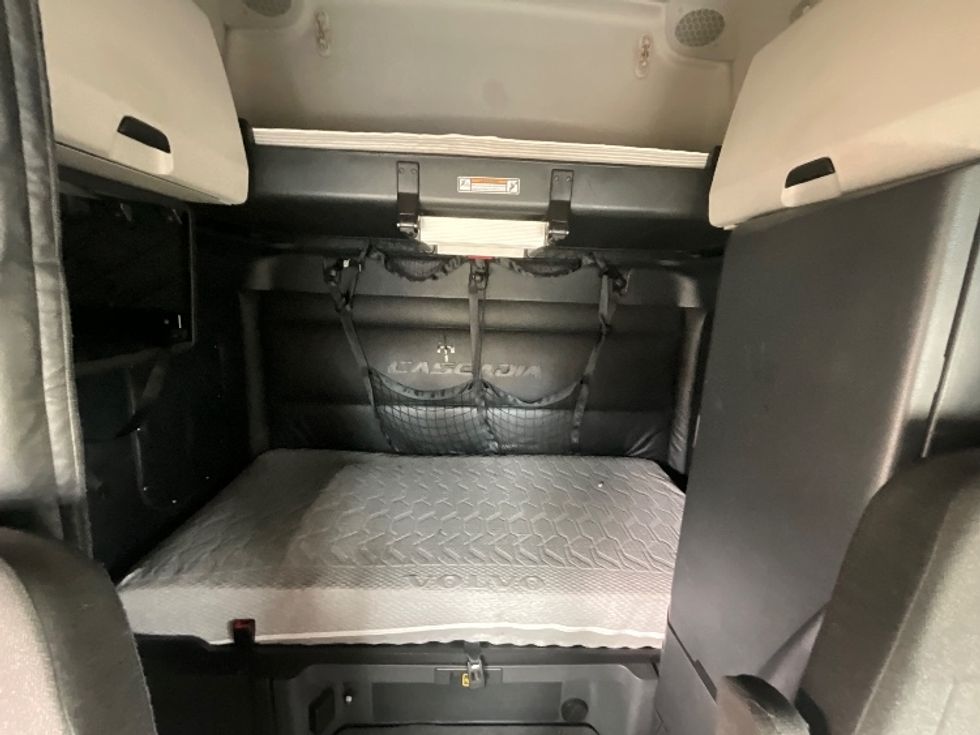 Sleeper Tractor-Heavy Duty Tractors-Freightliner-2023-T12664ST-Reading-PA-622,148\n\t\tmiles-$ 58,500 - Image 16