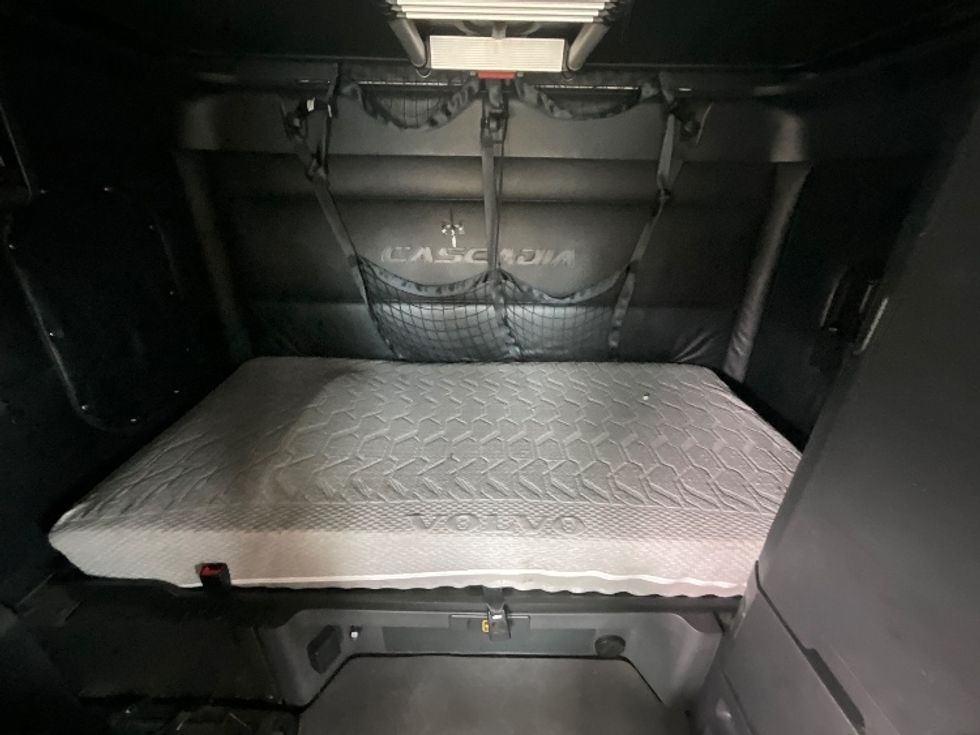 Sleeper Tractor-Heavy Duty Tractors-Freightliner-2023-T12664ST-Reading-PA-622,148\n\t\tmiles-$ 58,500 - Image 17