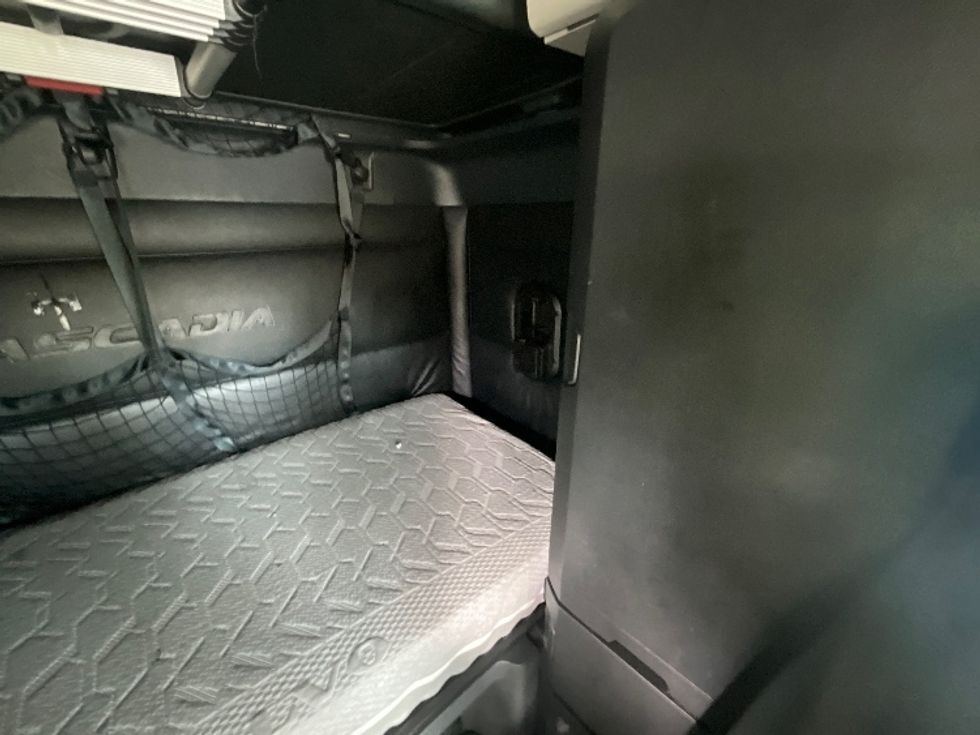 Sleeper Tractor-Heavy Duty Tractors-Freightliner-2023-T12664ST-Reading-PA-622,148\n\t\tmiles-$ 58,500 - Image 18