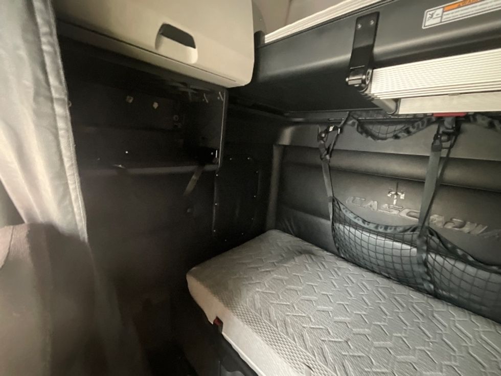 Sleeper Tractor-Heavy Duty Tractors-Freightliner-2023-T12664ST-Reading-PA-622,148\n\t\tmiles-$ 58,500 - Image 19