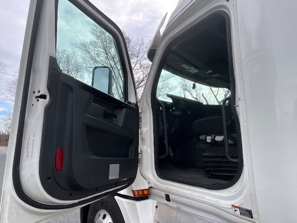 Sleeper Tractor-Heavy Duty Tractors-Freightliner-2023-T12664ST-Reading-PA-622,148\n\t\tmiles-$ 58,500 - Image 9