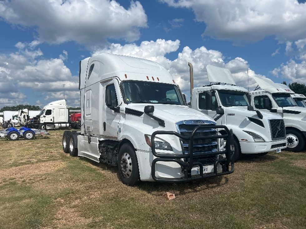 Sleeper Tractor-Heavy Duty Tractors-Freightliner-2023-T12664ST-Richland-MS-588,014\n\t\tmiles-$ 24,000 - Image 1