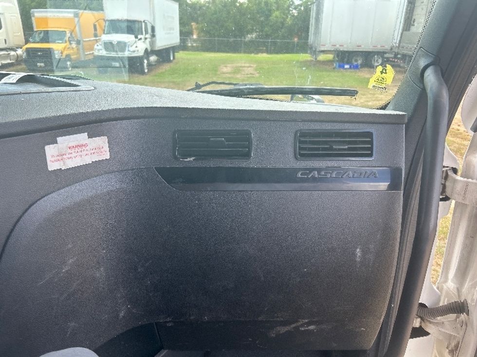 Sleeper Tractor-Heavy Duty Tractors-Freightliner-2023-T12664ST-Richland-MS-588,014\n\t\tmiles-$ 24,000 - Image 13