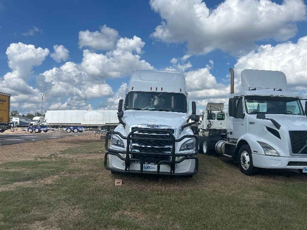 Sleeper Tractor-Heavy Duty Tractors-Freightliner-2023-T12664ST-Richland-MS-588,014\n\t\tmiles-$ 24,000 - Image 2