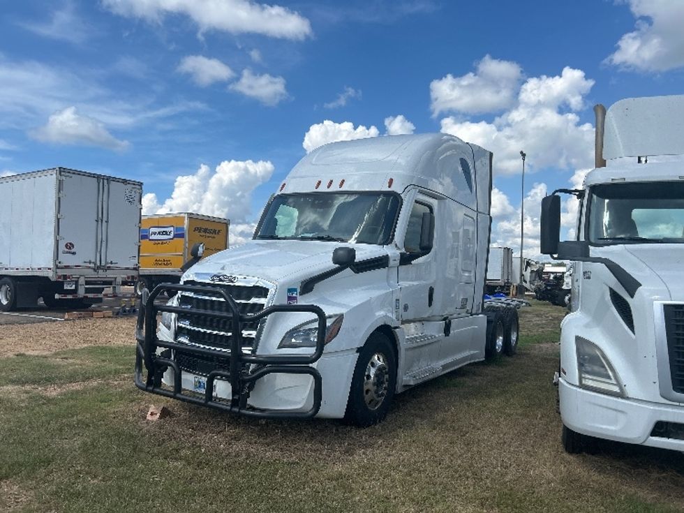 Sleeper Tractor-Heavy Duty Tractors-Freightliner-2023-T12664ST-Richland-MS-588,014\n\t\tmiles-$ 24,000 - Image 3