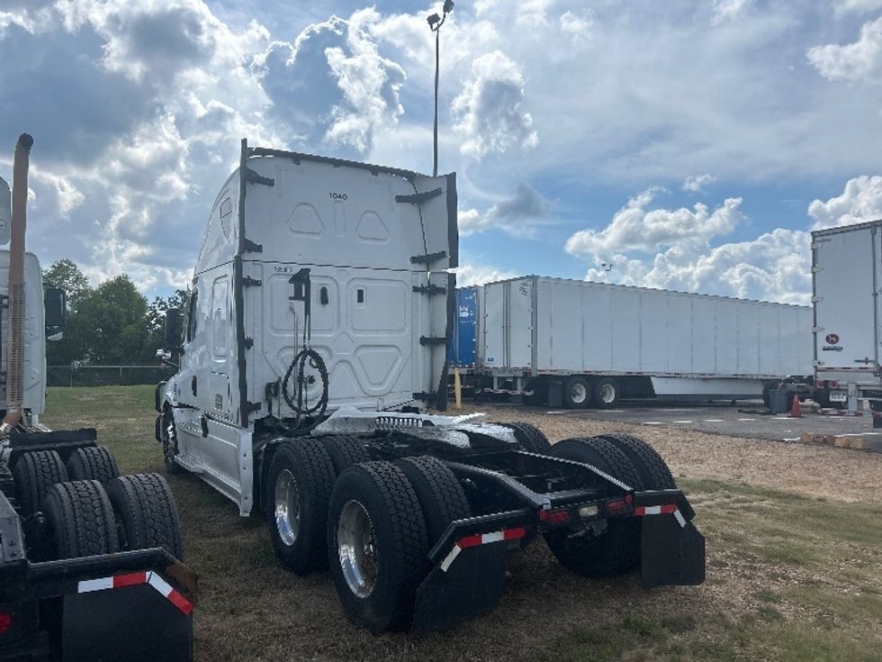 Sleeper Tractor-Heavy Duty Tractors-Freightliner-2023-T12664ST-Richland-MS-588,014\n\t\tmiles-$ 24,000 - Image 4