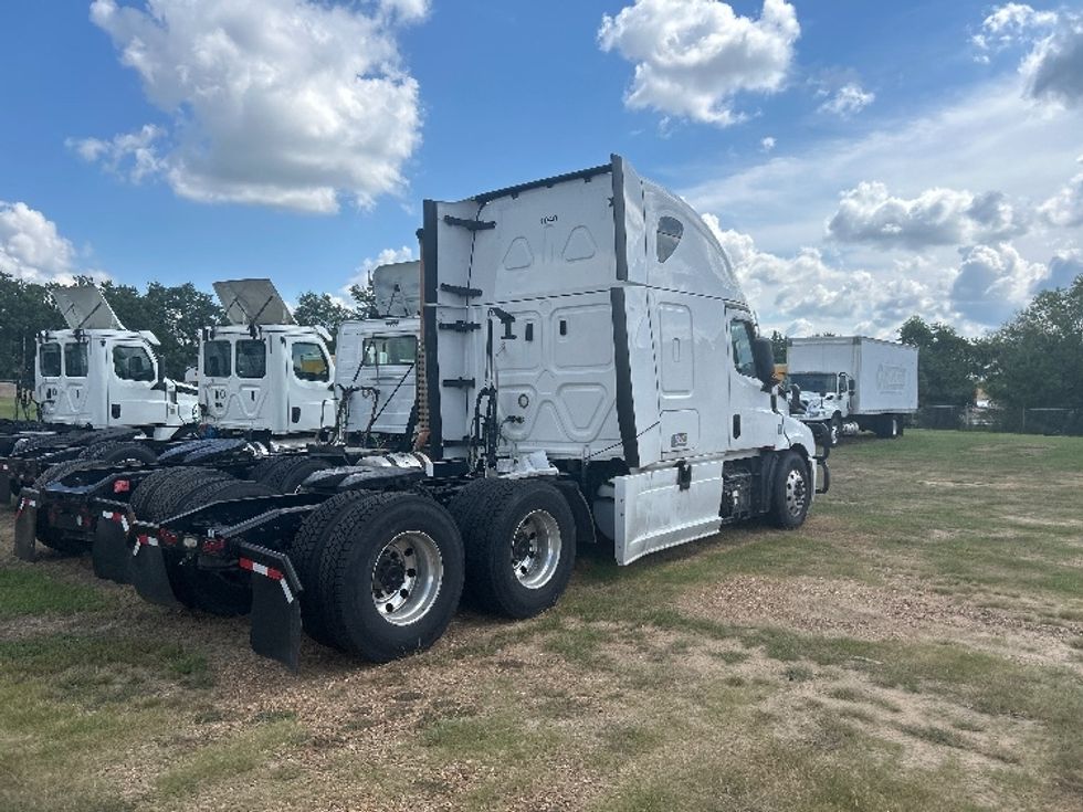 Sleeper Tractor-Heavy Duty Tractors-Freightliner-2023-T12664ST-Richland-MS-588,014\n\t\tmiles-$ 24,000 - Image 6