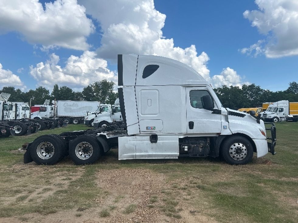 Sleeper Tractor-Heavy Duty Tractors-Freightliner-2023-T12664ST-Richland-MS-588,014\n\t\tmiles-$ 24,000 - Image 7