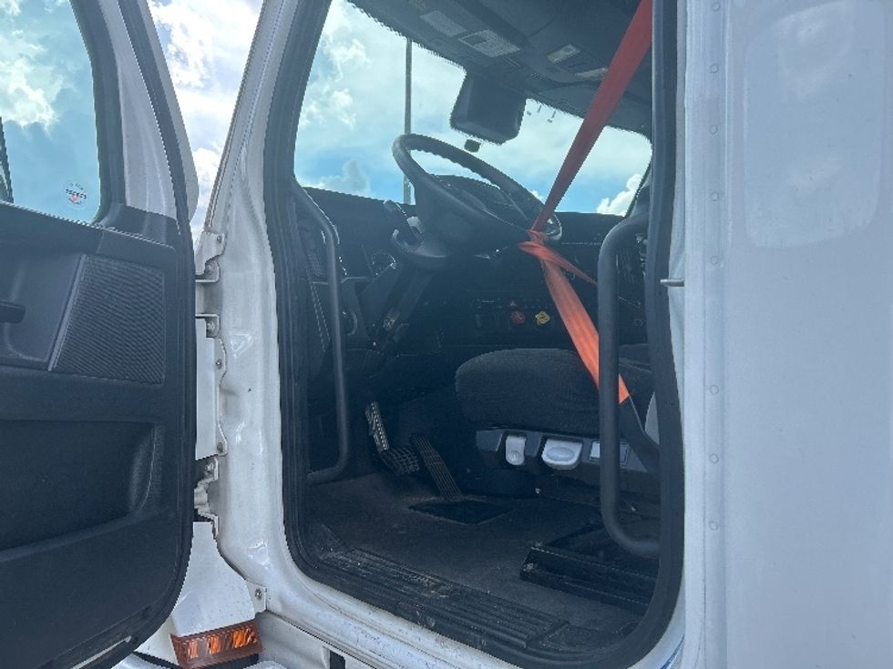 Sleeper Tractor-Heavy Duty Tractors-Freightliner-2023-T12664ST-Richland-MS-588,014\n\t\tmiles-$ 24,000 - Image 8