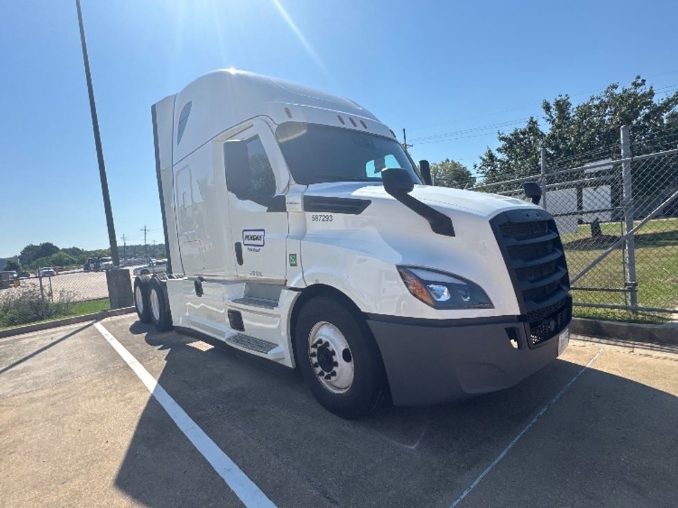 Sleeper Tractor-Heavy Duty Tractors-Freightliner-2023-T12664ST-Richland-MS-603,567\n\t\tmiles-$ 71,000 - Image 1