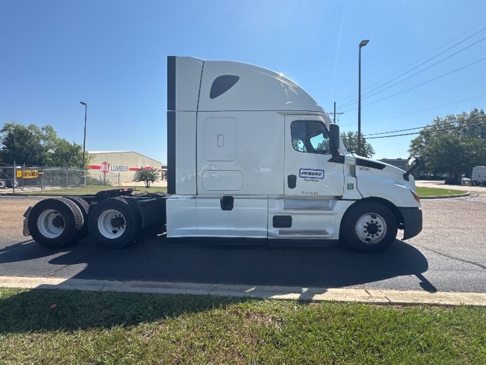 Sleeper Tractor-Heavy Duty Tractors-Freightliner-2023-T12664ST-Richland-MS-603,567\n\t\tmiles-$ 71,000 - Image 8