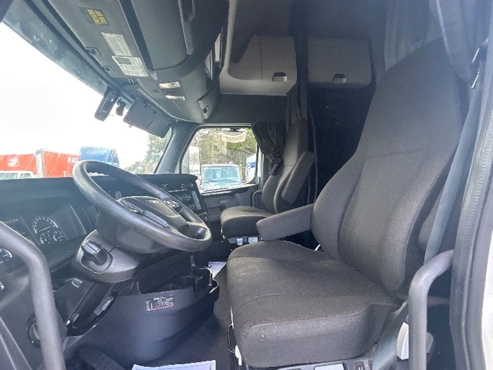 Sleeper Tractor-Heavy Duty Tractors-Freightliner-2023-T12664ST-Riviera Beach-FL-513,435\n\t\tmiles-$ 70,000 - Image 10