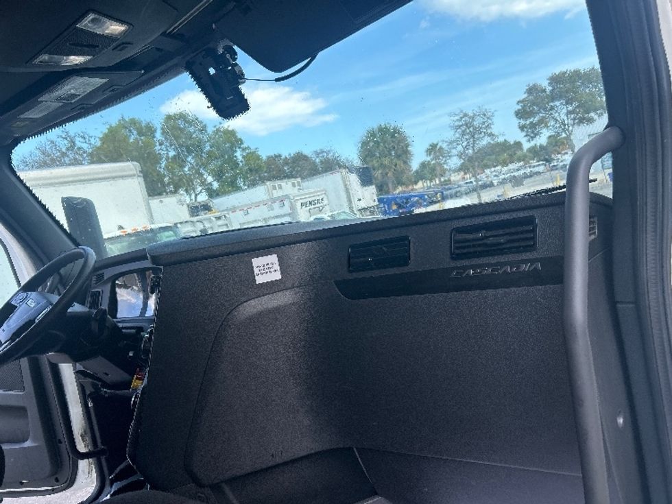 Sleeper Tractor-Heavy Duty Tractors-Freightliner-2023-T12664ST-Riviera Beach-FL-513,435\n\t\tmiles-$ 70,000 - Image 14