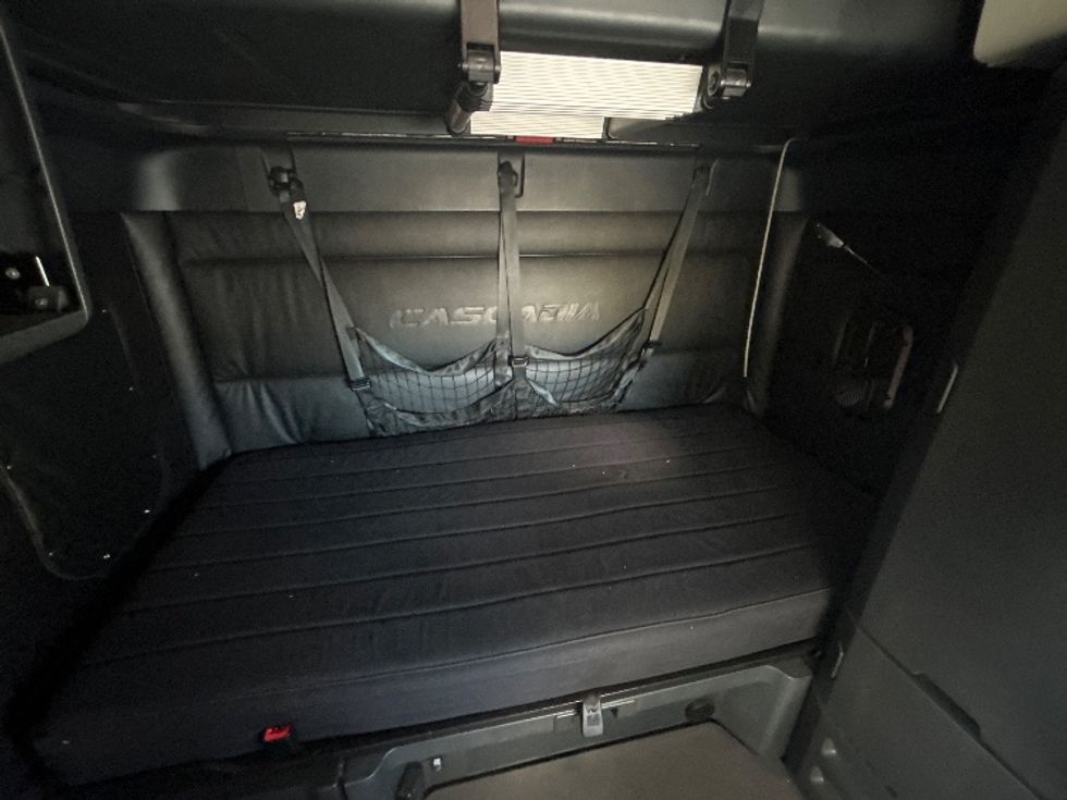 Sleeper Tractor-Heavy Duty Tractors-Freightliner-2023-T12664ST-Riviera Beach-FL-513,435\n\t\tmiles-$ 70,000 - Image 17