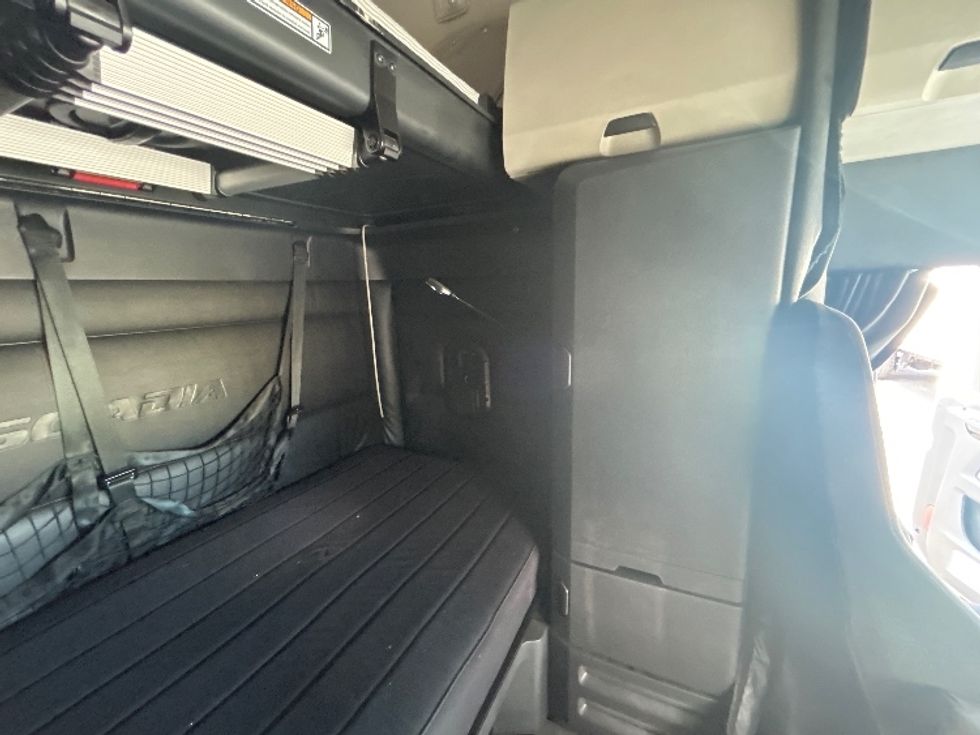 Sleeper Tractor-Heavy Duty Tractors-Freightliner-2023-T12664ST-Riviera Beach-FL-513,435\n\t\tmiles-$ 70,000 - Image 18