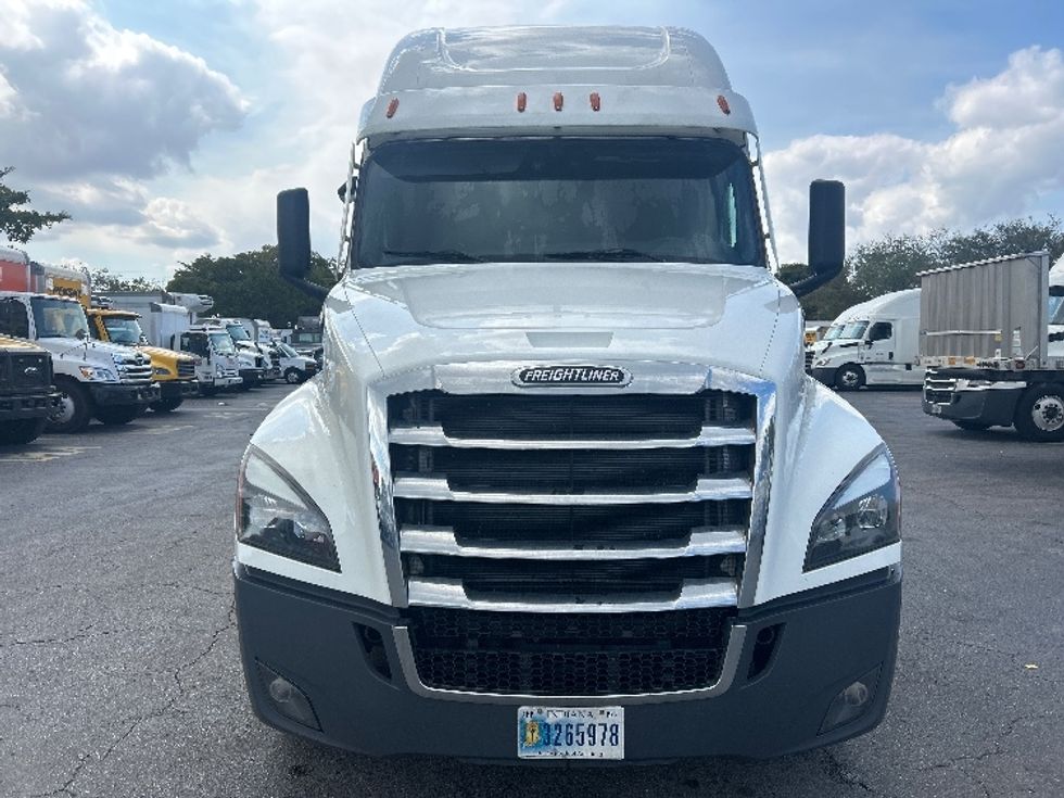 Sleeper Tractor-Heavy Duty Tractors-Freightliner-2023-T12664ST-Riviera Beach-FL-513,435\n\t\tmiles-$ 70,000 - Image 2