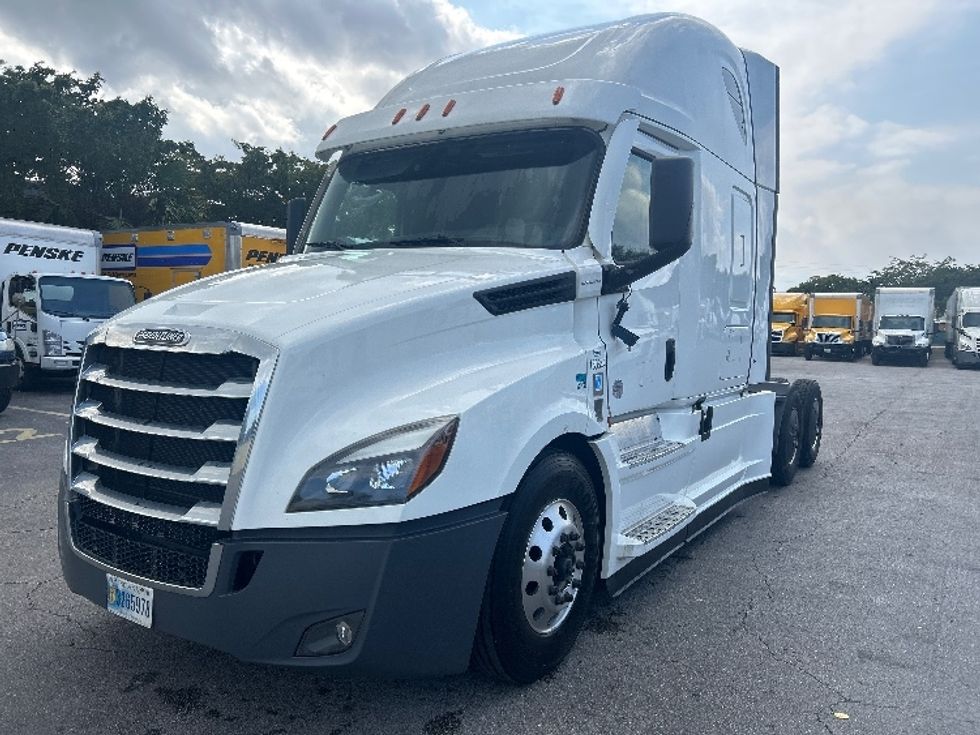 Sleeper Tractor-Heavy Duty Tractors-Freightliner-2023-T12664ST-Riviera Beach-FL-513,435\n\t\tmiles-$ 70,000 - Image 3