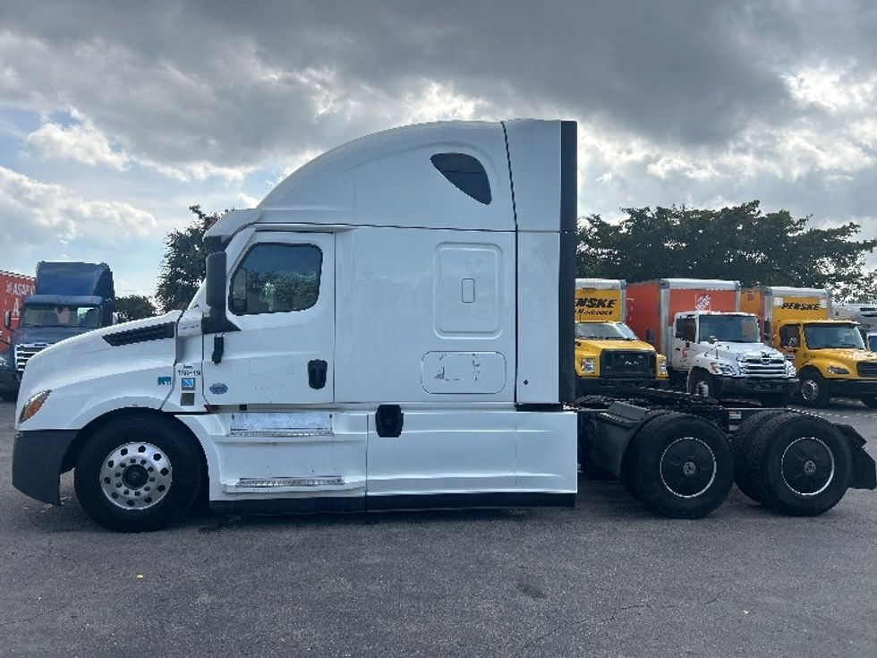 Sleeper Tractor-Heavy Duty Tractors-Freightliner-2023-T12664ST-Riviera Beach-FL-513,435\n\t\tmiles-$ 70,000 - Image 4