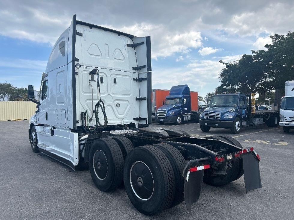 Sleeper Tractor-Heavy Duty Tractors-Freightliner-2023-T12664ST-Riviera Beach-FL-513,435\n\t\tmiles-$ 70,000 - Image 5