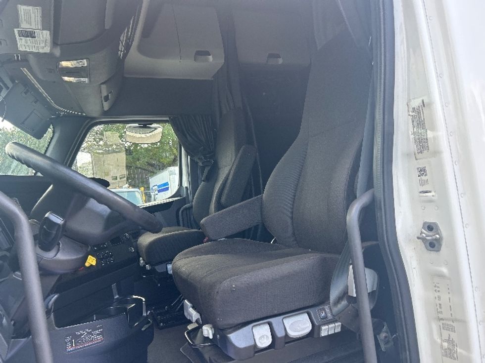 Sleeper Tractor-Heavy Duty Tractors-Freightliner-2023-T12664ST-Riviera Beach-FL-513,435\n\t\tmiles-$ 70,000 - Image 9