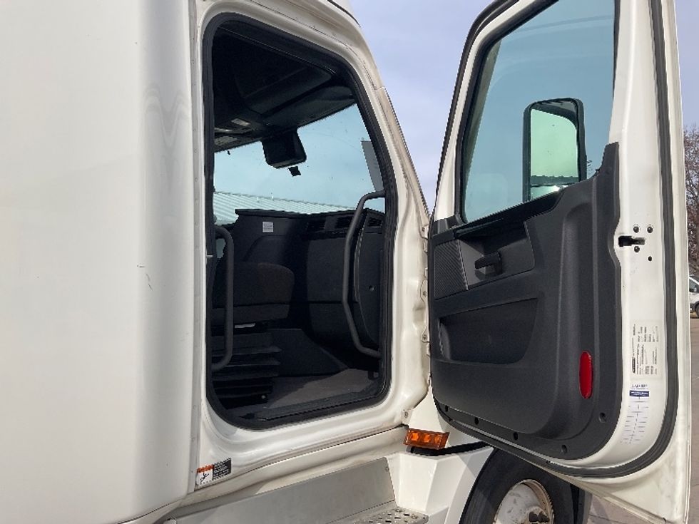 Sleeper Tractor-Heavy Duty Tractors-Freightliner-2023-T12664ST-Round Rock-TX-298,567\n\t\tmiles-$ 97,000 - Image 13