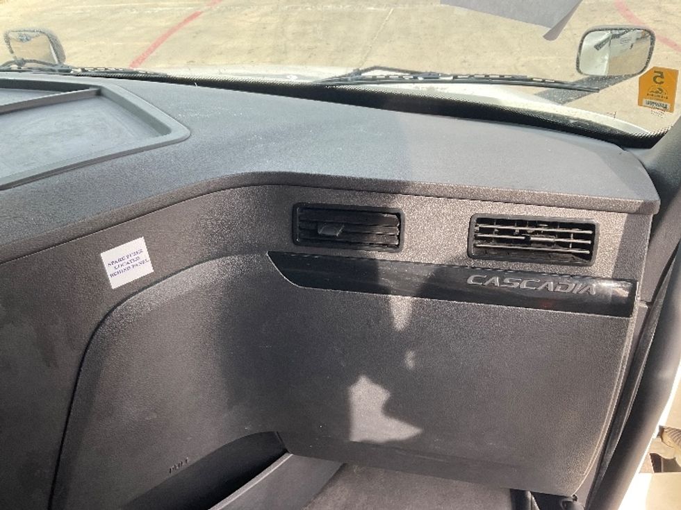 Sleeper Tractor-Heavy Duty Tractors-Freightliner-2023-T12664ST-Round Rock-TX-298,567\n\t\tmiles-$ 97,000 - Image 14