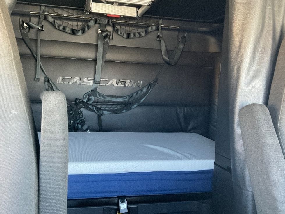 Sleeper Tractor-Heavy Duty Tractors-Freightliner-2023-T12664ST-Round Rock-TX-298,567\n\t\tmiles-$ 97,000 - Image 16