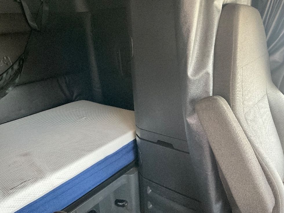 Sleeper Tractor-Heavy Duty Tractors-Freightliner-2023-T12664ST-Round Rock-TX-298,567\n\t\tmiles-$ 97,000 - Image 18