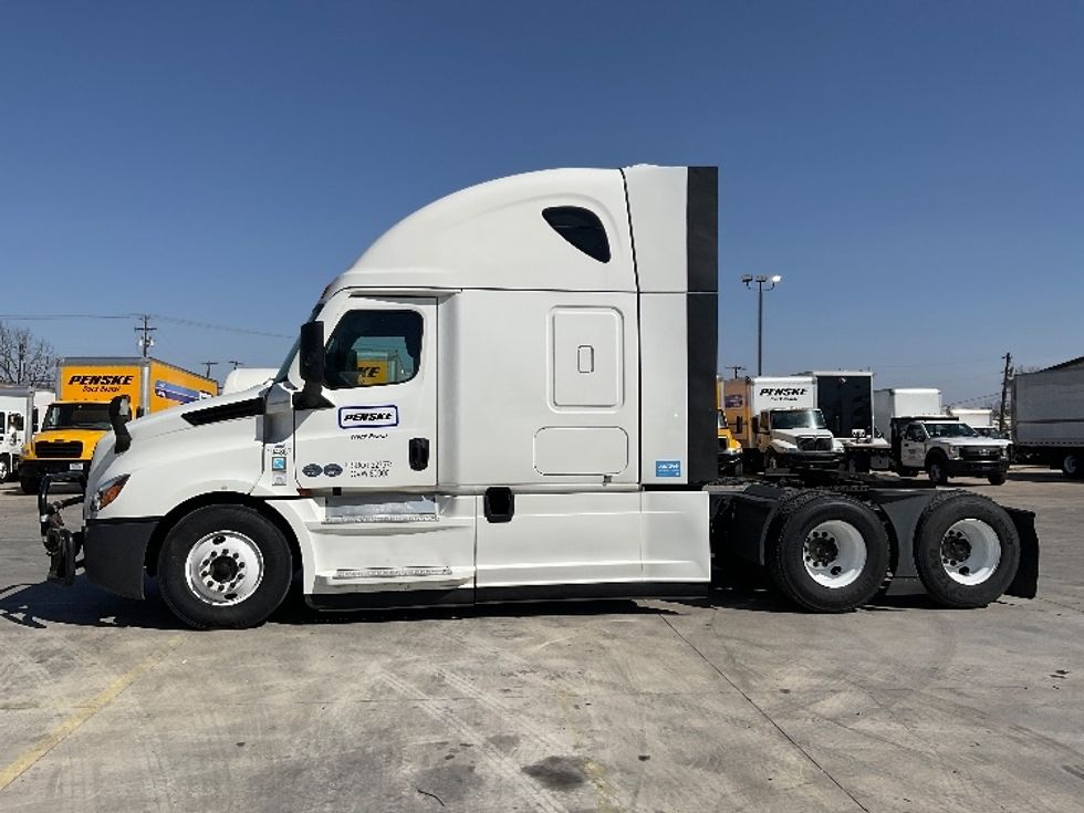 Sleeper Tractor-Heavy Duty Tractors-Freightliner-2023-T12664ST-Round Rock-TX-298,567\n\t\tmiles-$ 97,000 - Image 4