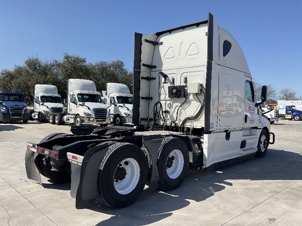 Sleeper Tractor-Heavy Duty Tractors-Freightliner-2023-T12664ST-Round Rock-TX-298,567\n\t\tmiles-$ 97,000 - Image 7