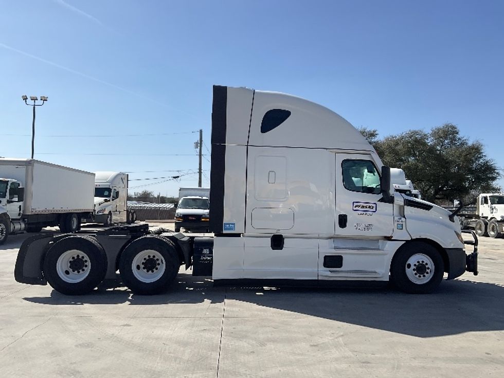 Sleeper Tractor-Heavy Duty Tractors-Freightliner-2023-T12664ST-Round Rock-TX-298,567\n\t\tmiles-$ 97,000 - Image 8
