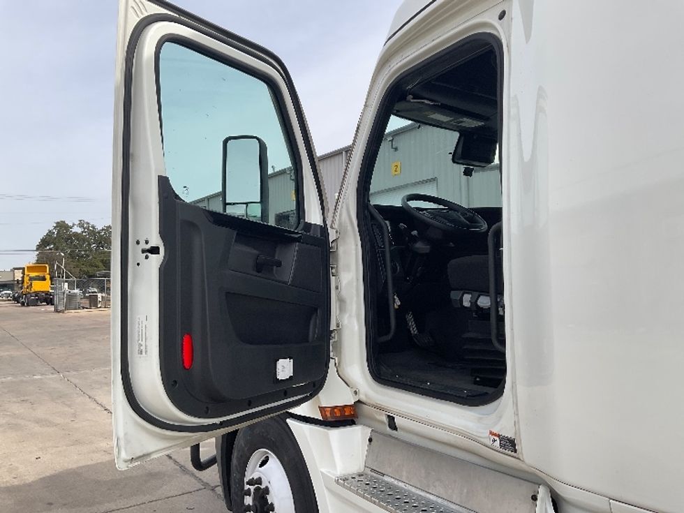 Sleeper Tractor-Heavy Duty Tractors-Freightliner-2023-T12664ST-Round Rock-TX-298,567\n\t\tmiles-$ 97,000 - Image 9